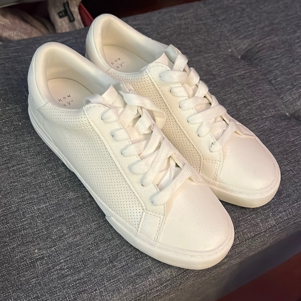 White sneakers 7.5